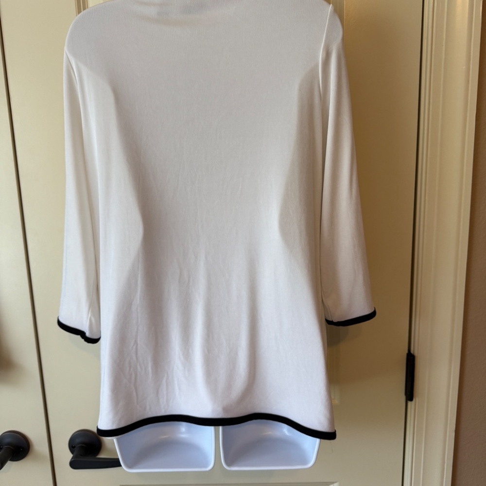 Chico's size 2 Traveler Collection Top (Large/12) - Picture 4 of 9